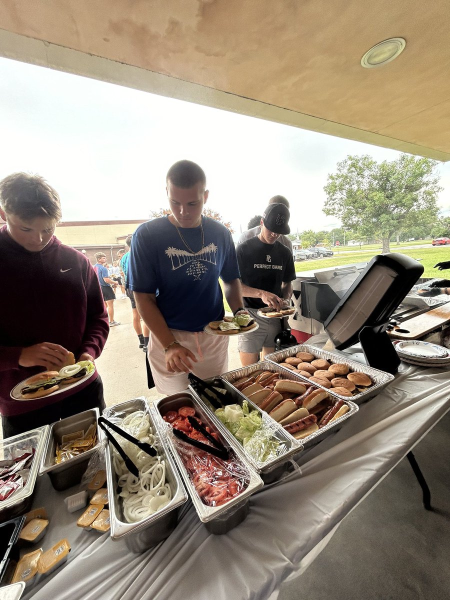 fsgreyhounds's tweet photo. Welcome Back Bash! 
Thank you to Student Services for a great night! Here’s to an awesome year! 
🍔🌭🐶🎉 https://t.co/MVCc5Q5Oik