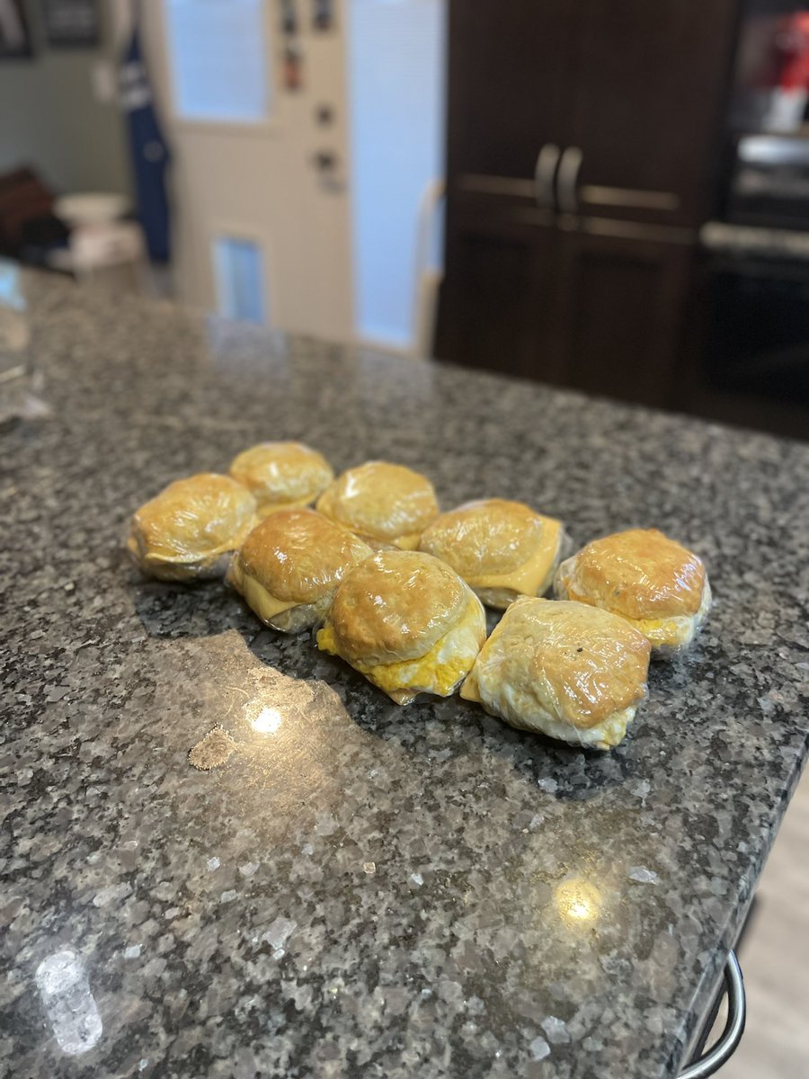 a_NoteFromDad's tweet photo. First day of school tomorrow, so the 17y/o and I meal prepped some breakfast sandwiches.
Quick meal options ✅
Healthier than store bought ✅
Cheaper than store bought ✅
Teaching life skills ✅
Spending time together ✅
#aNoteFromDad #cooking #teenager #parenting #life https://t.co/aquCfCRnAu