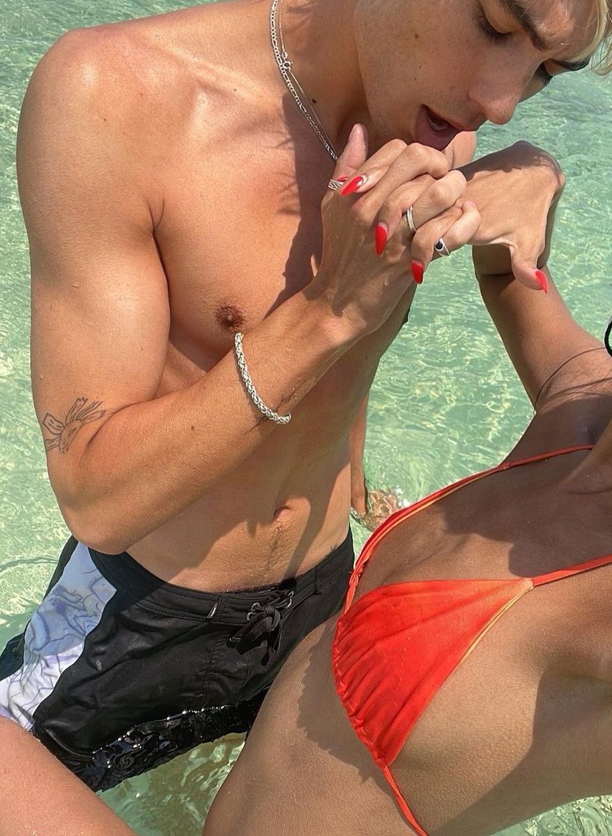 sweetmaliz's tweet photo. ⠀ ⠀. ๑ @ 𝐦𝐚𝐥𝐢𝐥𝐢𝐳 posted on instagram

É Chorão... felicidade é estar com quem você gosta em algum lugar
🎶: Como Tudo Deve Ser - Charlie Brown Jr. — @𝗱𝗲𝗺𝗼𝗻𝘀𝘁𝗼𝘂𝗿𝘁𝗼𝗻 https://t.co/XtDa7mI4gQ