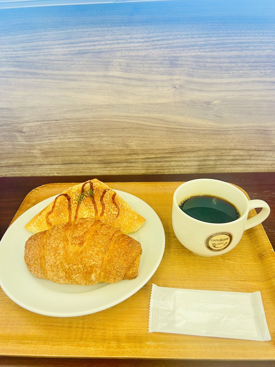 6igmHujS3mGlOuy's tweet photo. #cafecore
ハムチーズパン🧀と
塩キャラメルクロワッサン🥐
コーヒーブレイク☕️ https://t.co/CvRafUkvqG