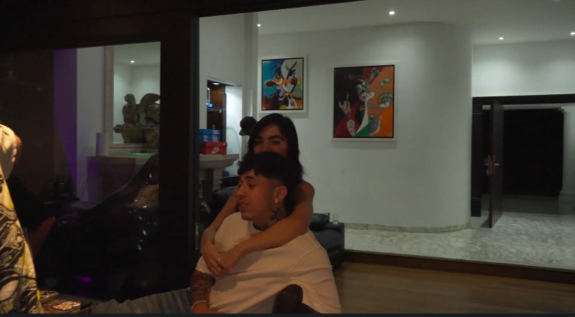 -Puede sacar visa
-No grita para llamar la atencion 
-se cae bien con kris r
-juega videojuegos 
-no habla de sexo 
-no se lanza un discurso de mierda cada 5 minutos 

Te amo maria isabel ❤