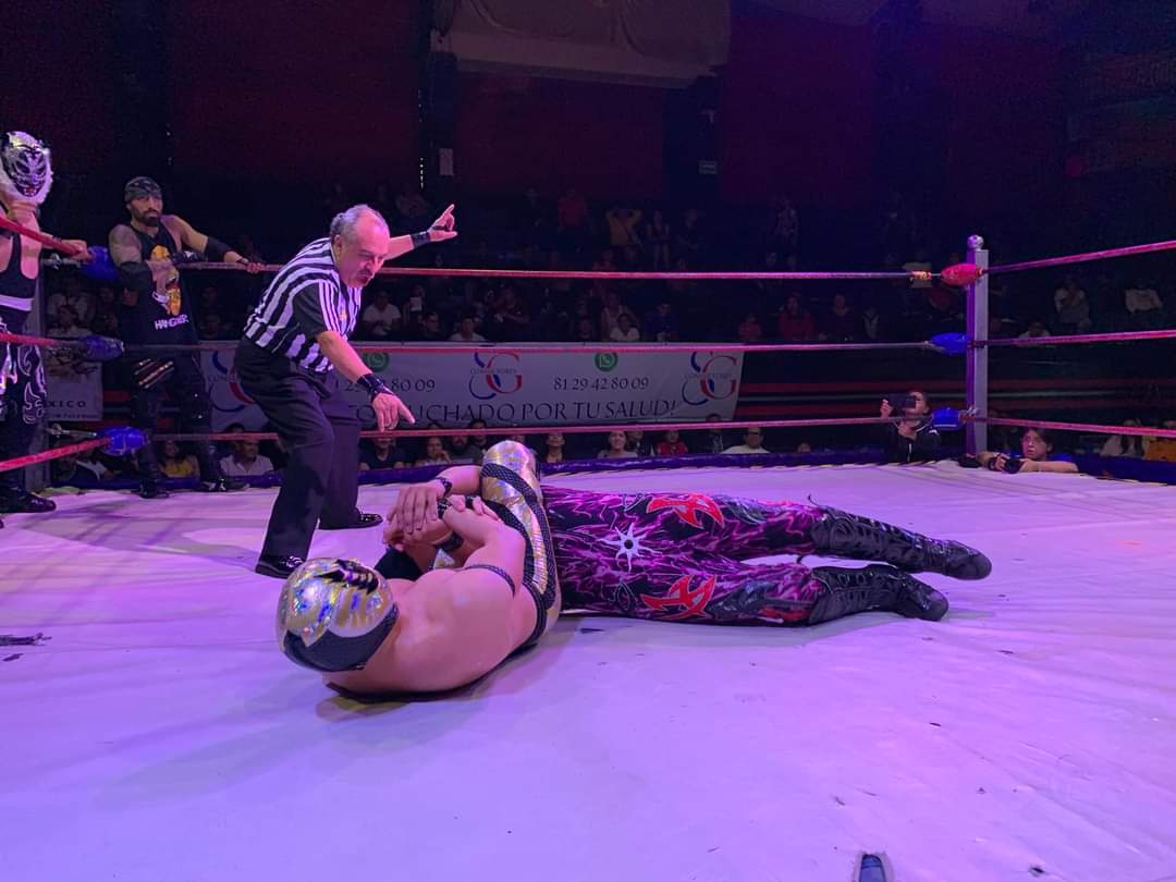 LaTijeraLucha's tweet photo. Poderío rudo, #AlanExtreme, #Histeriosis y #MrMike se comportaron como unos despiadados rudos para llevarse la segunda batalla de #IWRG derrotando a la extraordinaria tercia de #FelinoBoy, #HalconSuriano y #WillyBanderas quienes no pudieron evitar quedar de cara a las lámparas... https://t.co/rATfHSuIWK