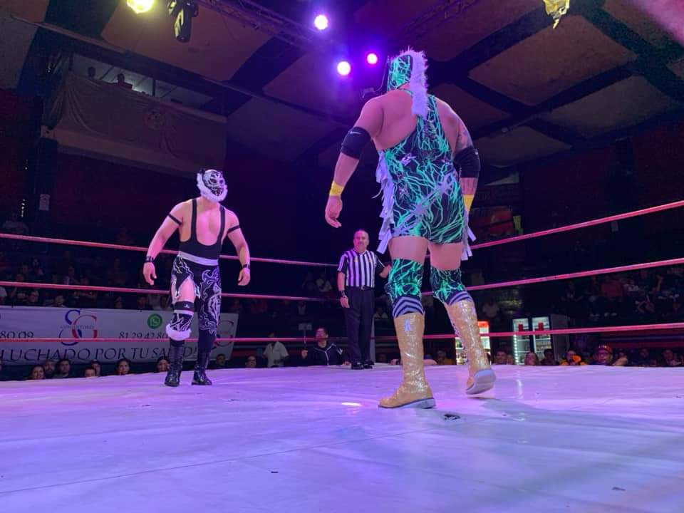LaTijeraLucha's tweet photo. Poderío rudo, #AlanExtreme, #Histeriosis y #MrMike se comportaron como unos despiadados rudos para llevarse la segunda batalla de #IWRG derrotando a la extraordinaria tercia de #FelinoBoy, #HalconSuriano y #WillyBanderas quienes no pudieron evitar quedar de cara a las lámparas... https://t.co/rATfHSuIWK