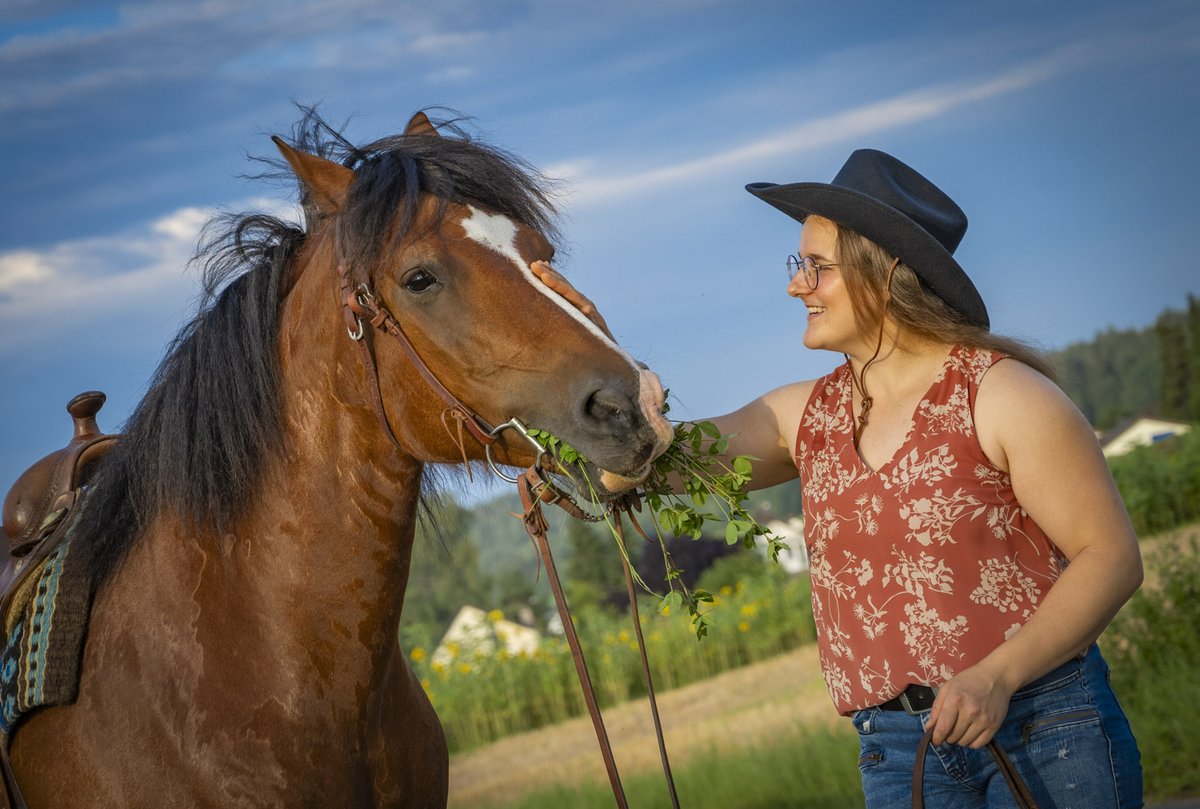 FokumowiM's tweet photo. #Sommerportrait_Fotoshooting mit einer der stärksten #Frauen im #Powerlifting der #Schweiz
#Fotos:     Margrith Widmer Fokumowi
https://t.co/4uVDEHp1Io
#Models:    Nadine Schoeb und Ernesta

#professionalphotographer #sonnenuntergangsstimmung #portraitphotography #pferdeliebe https://t.co/fjc08286TI