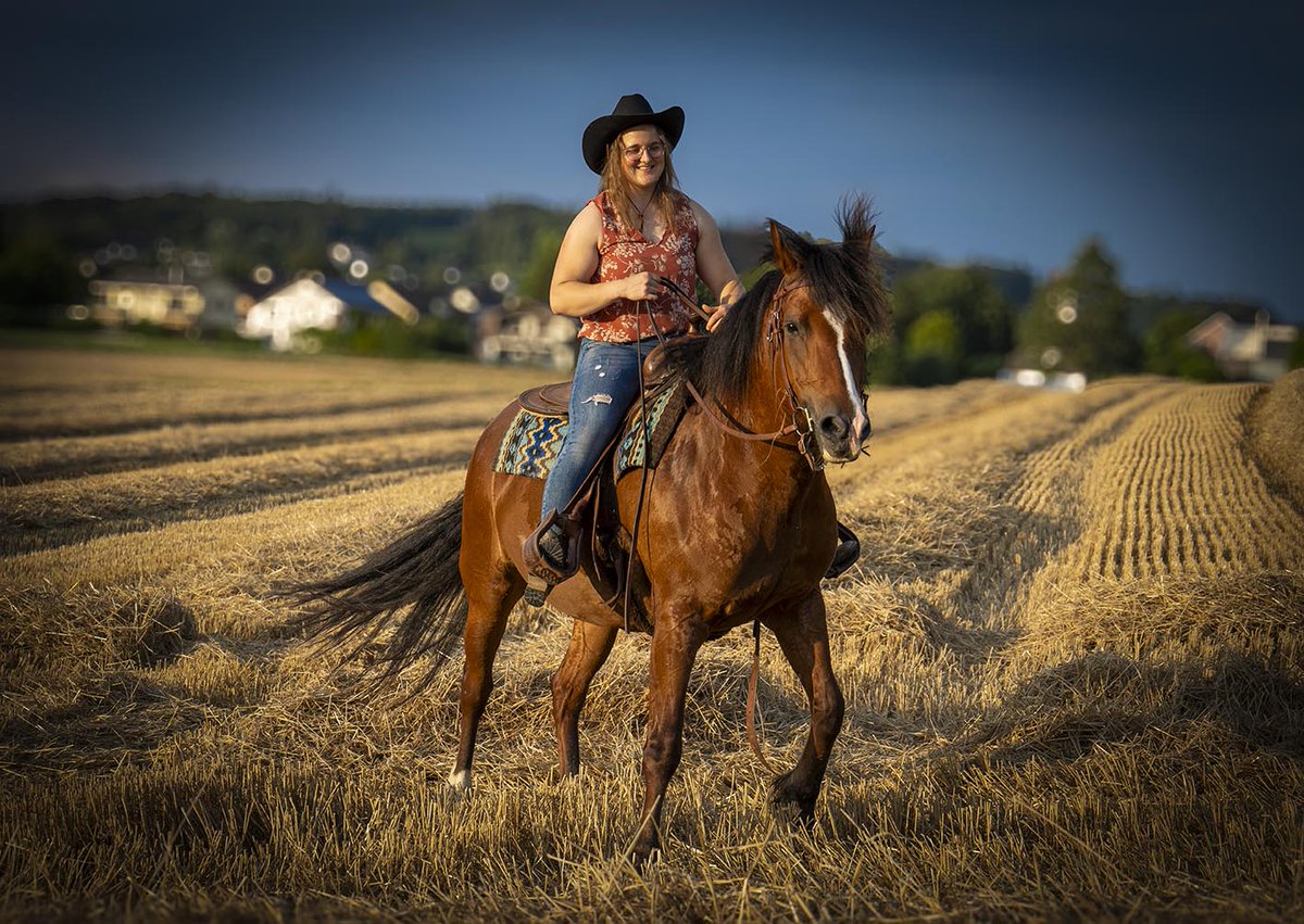 FokumowiM's tweet photo. #Sommerportrait_Fotoshooting mit einer der stärksten #Frauen im #Powerlifting der #Schweiz
#Fotos:     Margrith Widmer Fokumowi
https://t.co/4uVDEHp1Io
#Models:    Nadine Schoeb und Ernesta

#professionalphotographer #sonnenuntergangsstimmung #portraitphotography #pferdeliebe https://t.co/fjc08286TI