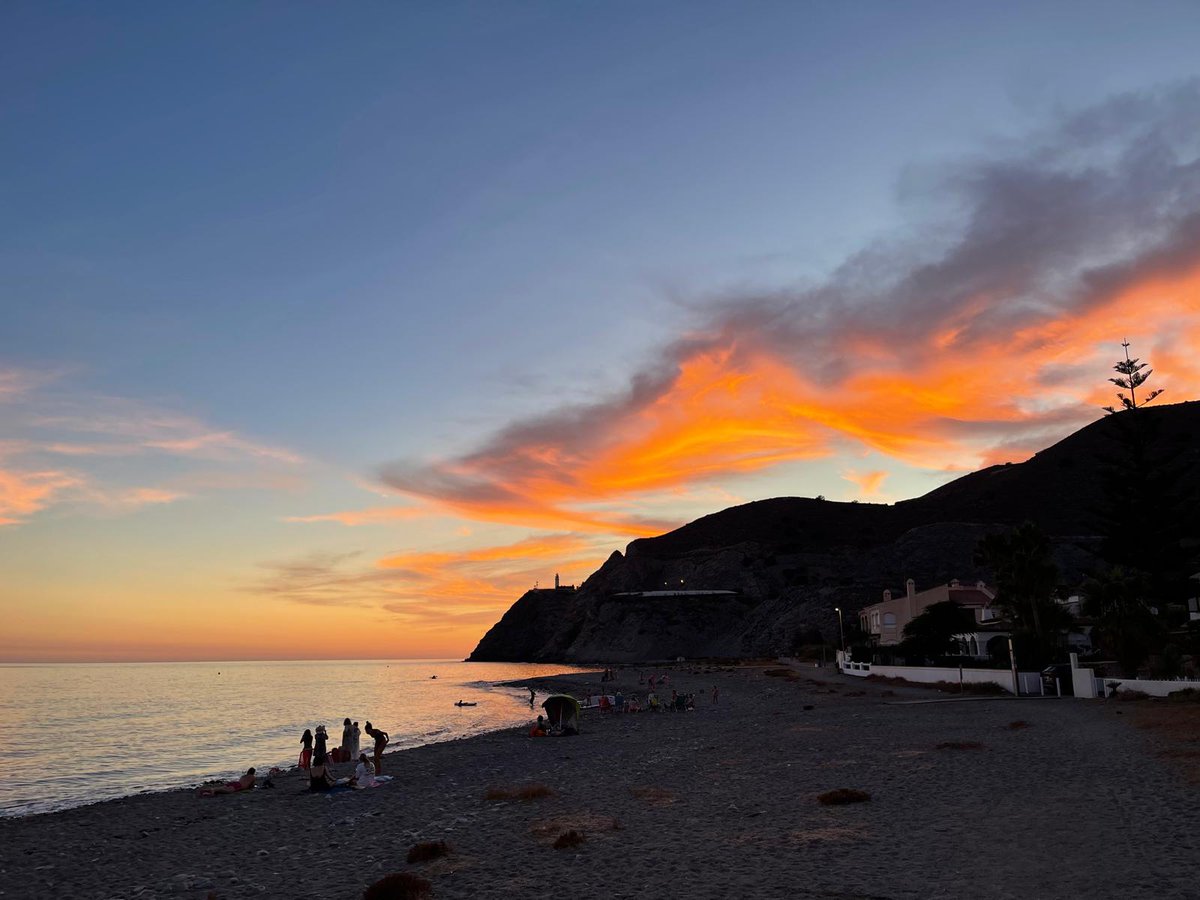 juan14nro's tweet photo. 🤍🌹🤍
   
 🧡🌄 🌜 EL FARO 🌠☀️💖

A veces sientes la negra sombra 
en la noche o que no resplandece el día, pero si aprendiste alguna vez valores descubrirás un faro en la orilla y siempre habrá luz en tu vida. 

#LaVidaEsBella
#FelizNoche
#FelizSemana https://t.co/mgbr0bYAz4