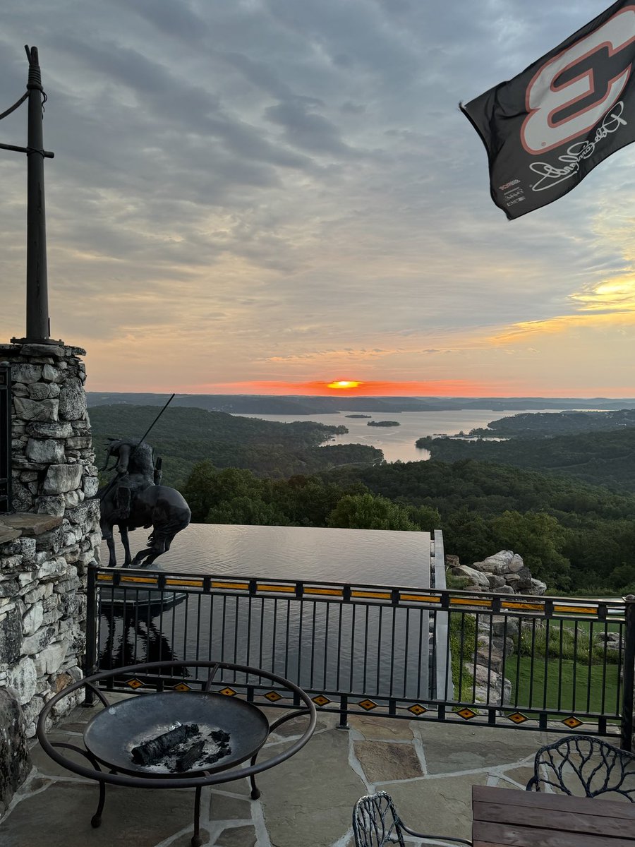 acomedgreg's tweet photo. ⁦@DaleJr⁩ @ Top of the Rock @ Big Cedar Lodge in the Ozarks this evening. https://t.co/Zq6lGjH3uD