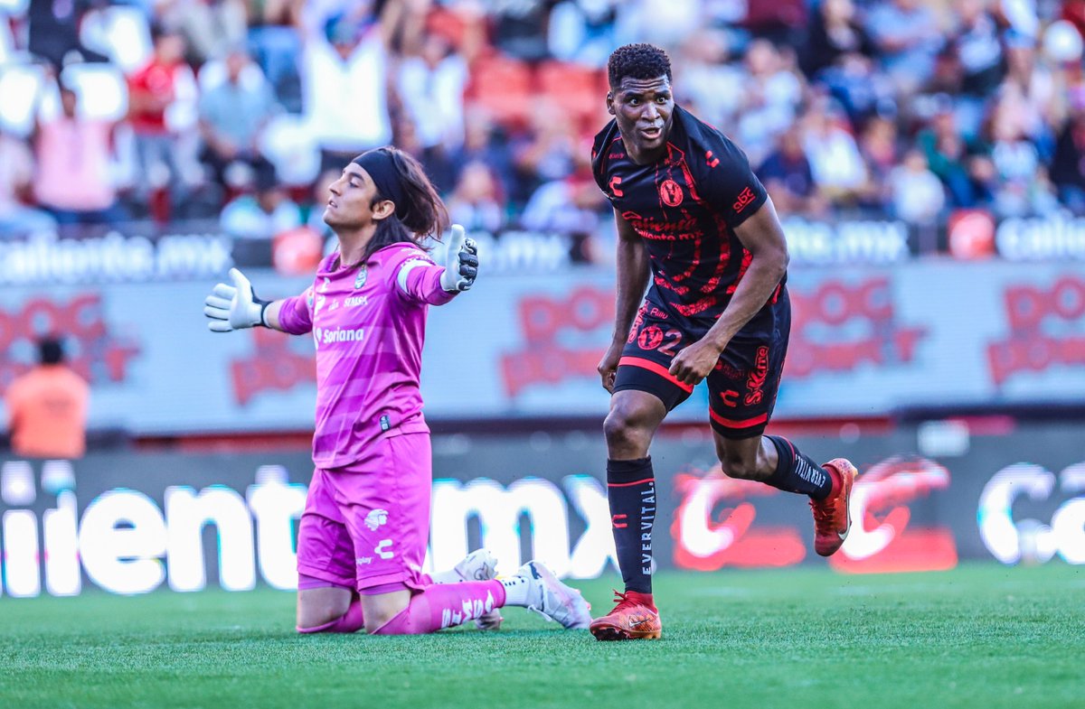 MarcoDominguezN's tweet photo. AL MEDIO TIEMPO: La "Pantera" Zúñiga tiene adelante a #Xolos 2-1 sobre #Santos al marcar en el último minuto de tiempo agregado del primer tiempo.
Foto: Fotoperiodista Alejandro Zepeda https://t.co/4tPYJGJotC