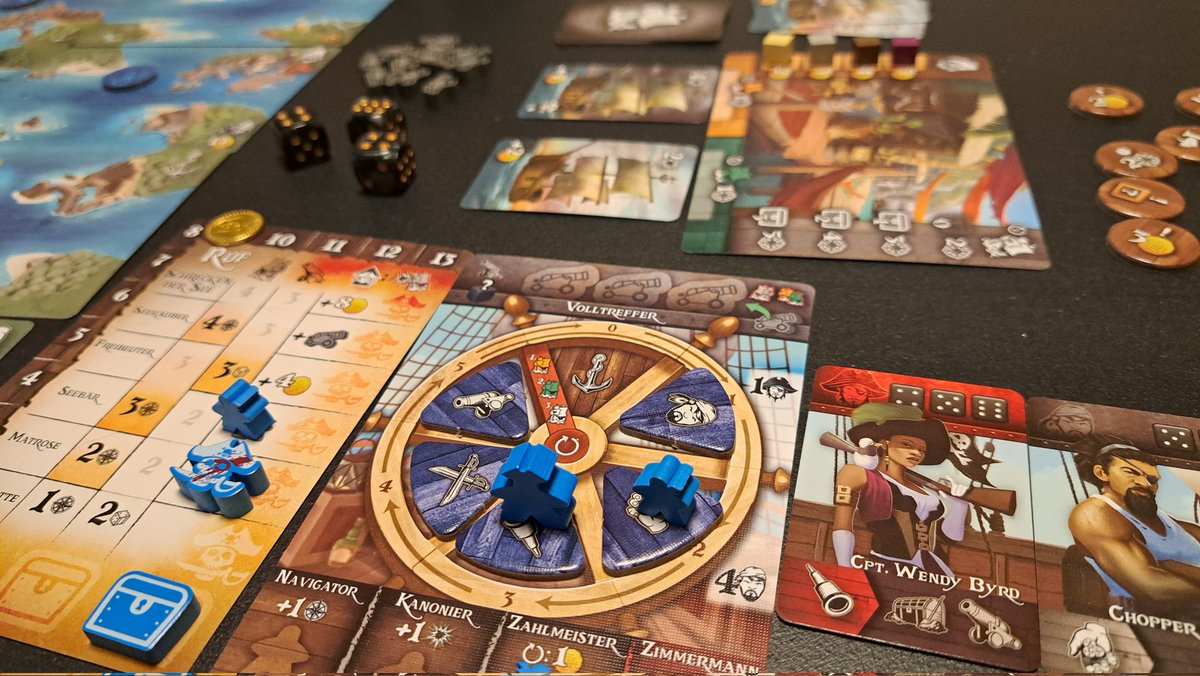 Sibi30015224's tweet photo. Auf der #BerlinCon hab ich #TinyEpic Pirates mitgenommen. Wollt schon lange mal was aus der Reihe spielen. Wahnsinn was in der kleinen Box drin ist. Für 15 Euro Schiffs-Minis, Metallmünzen, bedrucktes Holzmaterial, Karten etc. Spiel fanden wir auch gut aber zu Zweit nicht optimal https://t.co/D8Ac7BAPyc