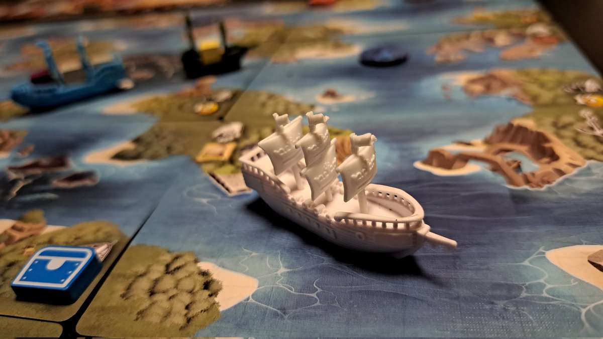 Sibi30015224's tweet photo. Auf der #BerlinCon hab ich #TinyEpic Pirates mitgenommen. Wollt schon lange mal was aus der Reihe spielen. Wahnsinn was in der kleinen Box drin ist. Für 15 Euro Schiffs-Minis, Metallmünzen, bedrucktes Holzmaterial, Karten etc. Spiel fanden wir auch gut aber zu Zweit nicht optimal https://t.co/D8Ac7BAPyc