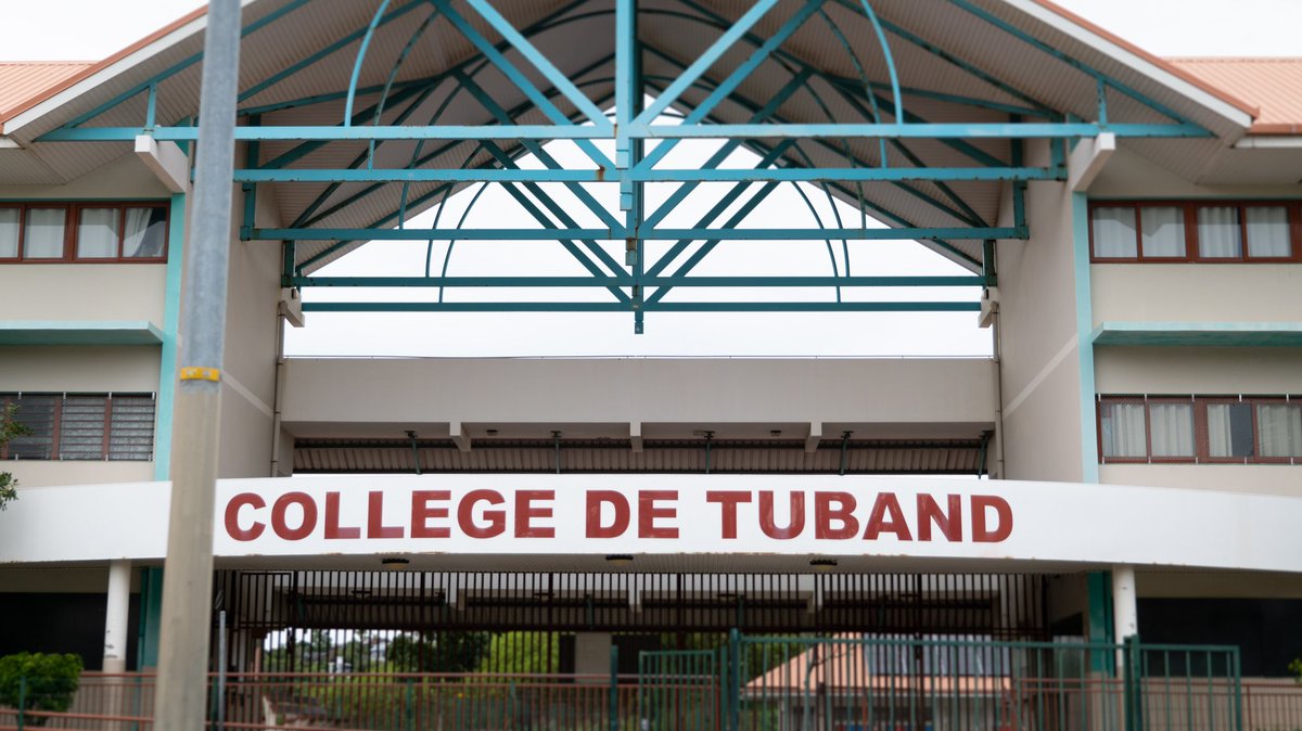 HC98800's tweet photo. #NouvelleCalédonie | Sécurisation du collège de Tuband.
À l’occasion de cette rentrée scolaire &amp; au vu de la sécurisation du quartier, le collège a pu réouvrir ce matin.
Les forces de l'ordre continuent à être présentes pour assurer la sécurité des élèves et habitants du quartier https://t.co/YBNQHzNj05