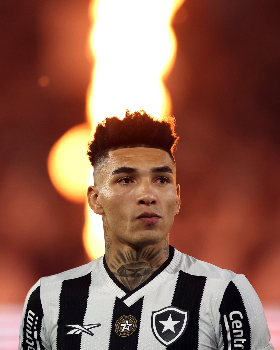 CentralBotafogo's tweet photo. O regen de Tiquinho Soares de 23 anos.

É inacreditável como o scout achou um atacante IGUAL e 10 anos mais novo. Qualidade.

ADAPTANDO e DECIDINDO 9️⃣9️⃣ https://t.co/Hxx84VBX5V