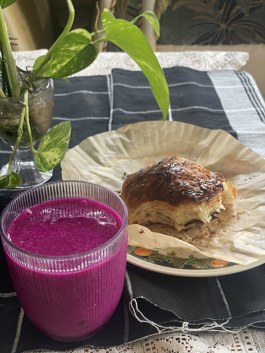igaa__'s tweet photo. Mix juice buah naga, pisang, strawberry plus roti promo kemarin. Temen ngelipet baju. Indahnyaaa libur hari senin 🤭 https://t.co/d0Z8LLLA3E