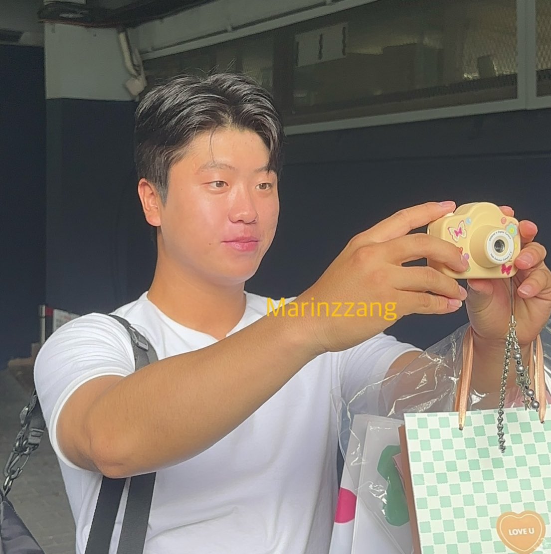 marinzzang's tweet photo. 정현수 잘한 기념으로 토이카메라 셀카 공유합니다.. 왤케 촉촉하게 나왔지ㅋㅋㅋㅋㅋㅋ https://t.co/ZNuZNTsefe