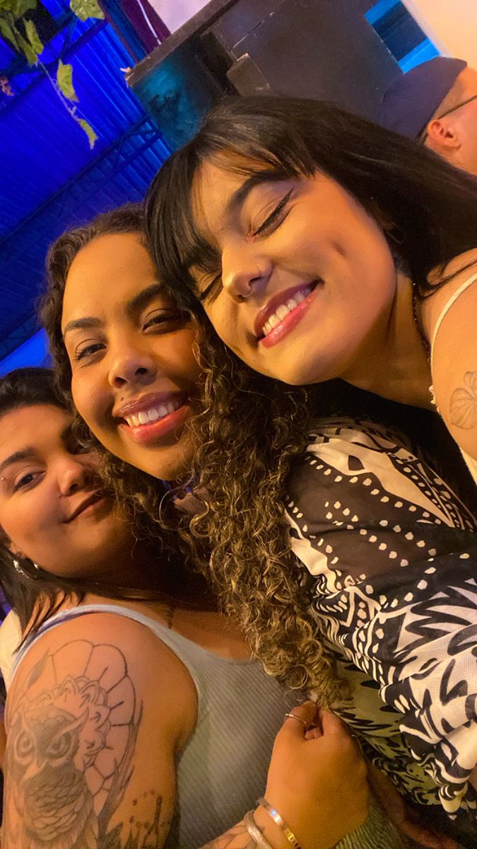 mastrolua's tweet photo. Mas o rolê foi incrível, as princesas da noite 💚 https://t.co/vgr7yZNoVC