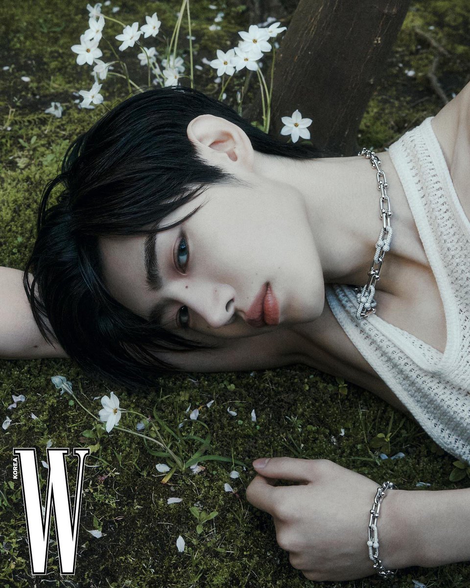prodshn's tweet photo. sunghoon in these poses https://t.co/5SbeWoJlg8