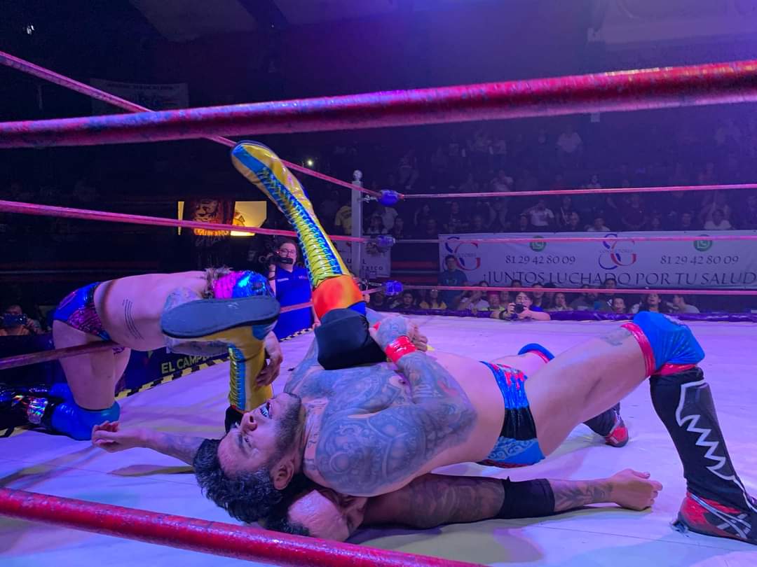 LaTijeraLucha's tweet image. La victoria es negra, #CerebroNegro y #CerebroNegroJr se llevan la victoria ante los panameños #Veneno y #VudúMax, en una combinación de juventud y experiencia que fue del agrado de la afición que vitoreó a sus favoritos durante todo el encuentro... #latijeraluchalibre