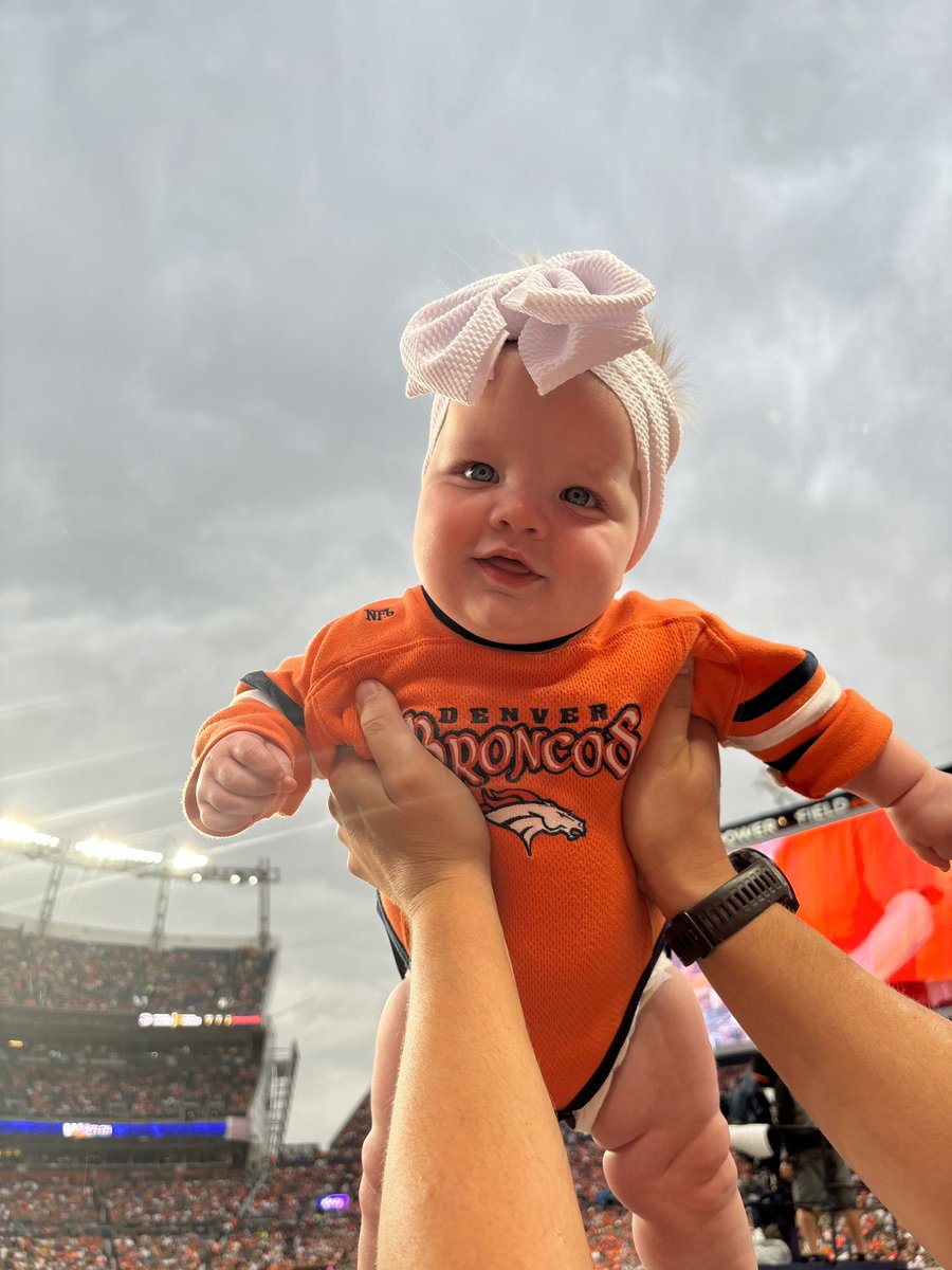 BradeyKing's tweet photo. In other news, Goldie Bee is sitting second row at her first Broncos game 🥰 #BroncosCountry https://t.co/3OVRpxT7r0