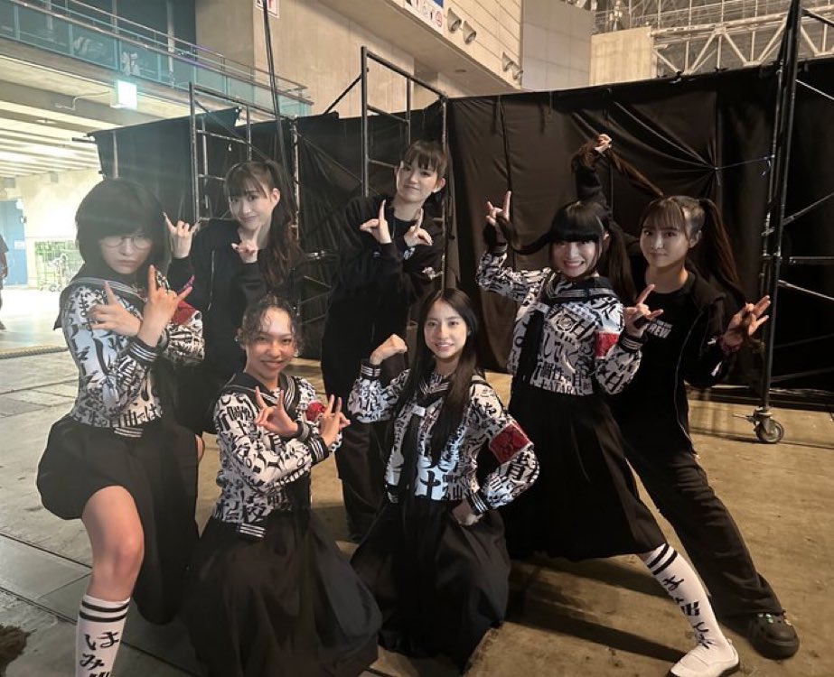 metal1908's tweet photo. 推しが推しとコラボしてるー！！！😭✨️
 #BABYMETAL 
 #新しい学校のリーダーズ 
 #サマソニ https://t.co/64Gkv2YqCQ