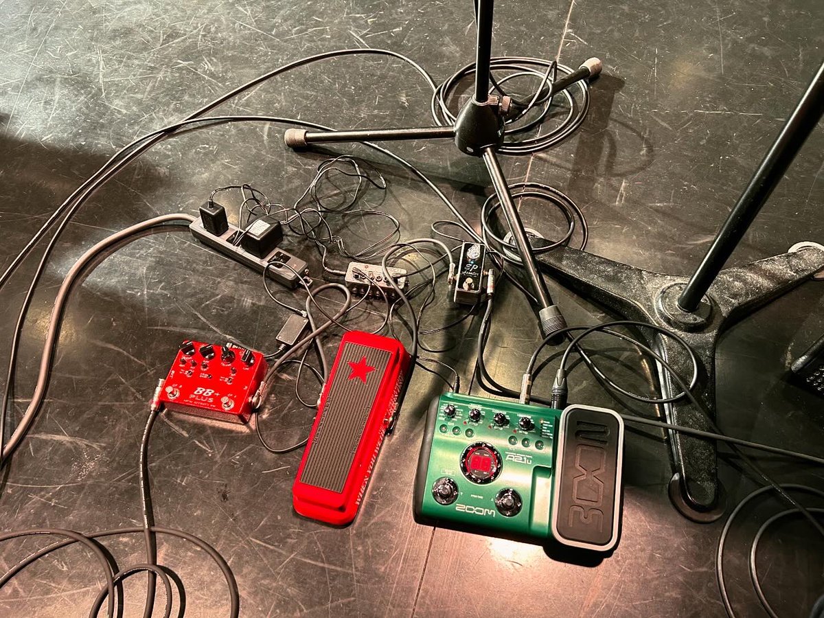 krishnasdream's tweet photo. ホセラミレスとストラト。
あと、エフェクト達。
#下町のギタリスト
#ギター
#赤坂
#銀座
#ノアミュージックスクール
#noahmusicschool
#supersmilingdandies
#ssd
#昭和とらいあんぐる
#joseramirez
#fenderstratocaster
#xoticeffects
#jimdunlop
#wah
#zoomeffects
#clubmixa https://t.co/PAqFH1NtDd