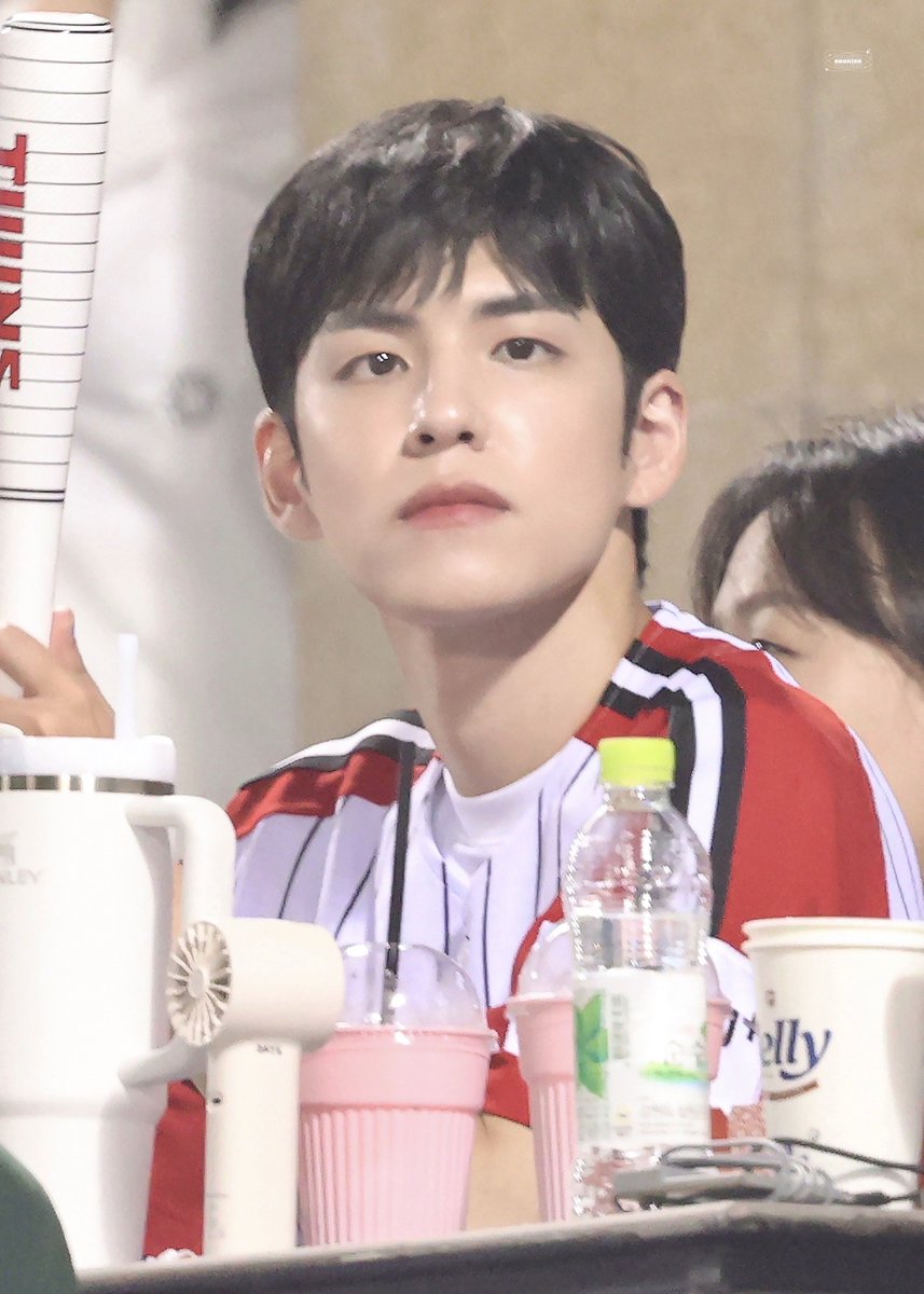 240818 ⚾️
#원필 #WONPIL 

( 빤히 .. ) 
                    ( 동글 .. )