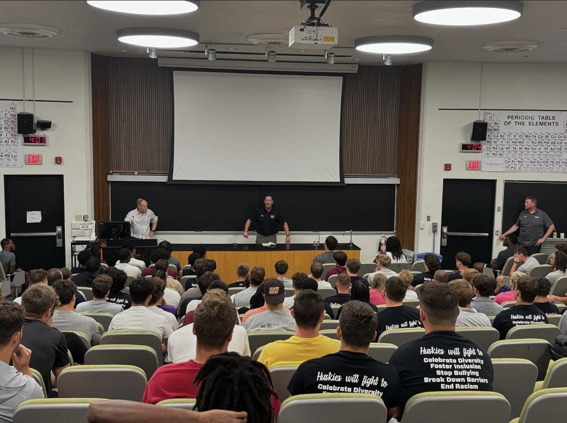 Thank you to alumni David Wickersham, Tyson Hale, Josh Klingerman, Jamison Mclaughlin and Eric Boughner for speaking to us tonight on behalf of the Husky Legacy Club!
The alumni spoke to the team about what it means be a Husky and shared stories from their past.
#GoHuskies