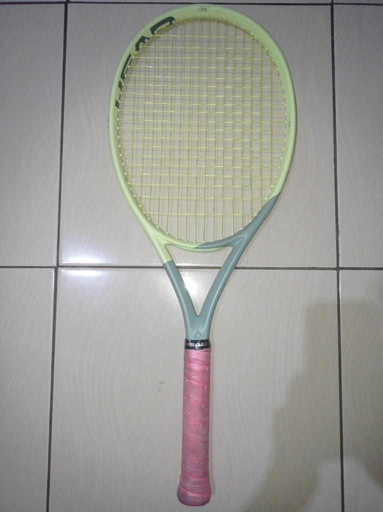 Stydji's tweet photo. WTS
Raket Tenis Head Extreme Team 
Berat 275gr
Headsize 100
Harga &amp; Detail bisa DM
#zonauang 
#tennis 
#tennislapangan https://t.co/Gjk4wCev3T