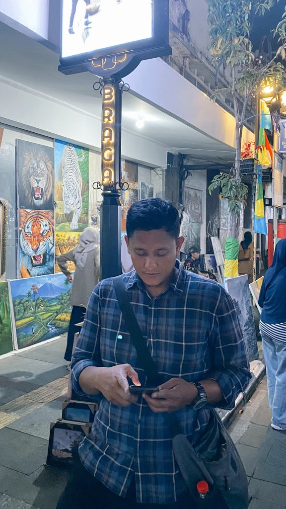 toplesbiru's tweet photo. Postingannya soal kemerdekaan. Tapi dirumahnya gak pasang bendera &amp; umbul2.. ada itu teman ku begitu 😆😆😆 https://t.co/fOxv4smspx