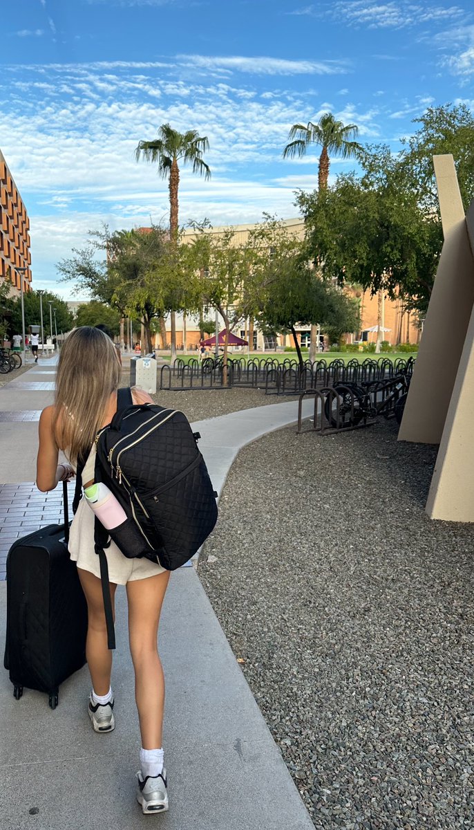 JenDeJournett's tweet photo. Sigh ... we left our #CollegeGirl aka #Kid2 to spend her 1st night of many  in the dorm ... heading home tomorrow and already miss my best girl already #HaveScienceWillStudy #WorkHardDoGood ☀️ https://t.co/ChtRgJurXQ