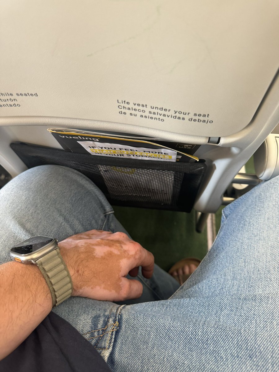 SergiHuix's tweet photo. Pagues extra per tenir més espai al avió i resulta que @vueling canvia l’avió i el seient que et toca és dels std..  suposo que almenys tornaran els diners.. https://t.co/xzRR4YN8jq
