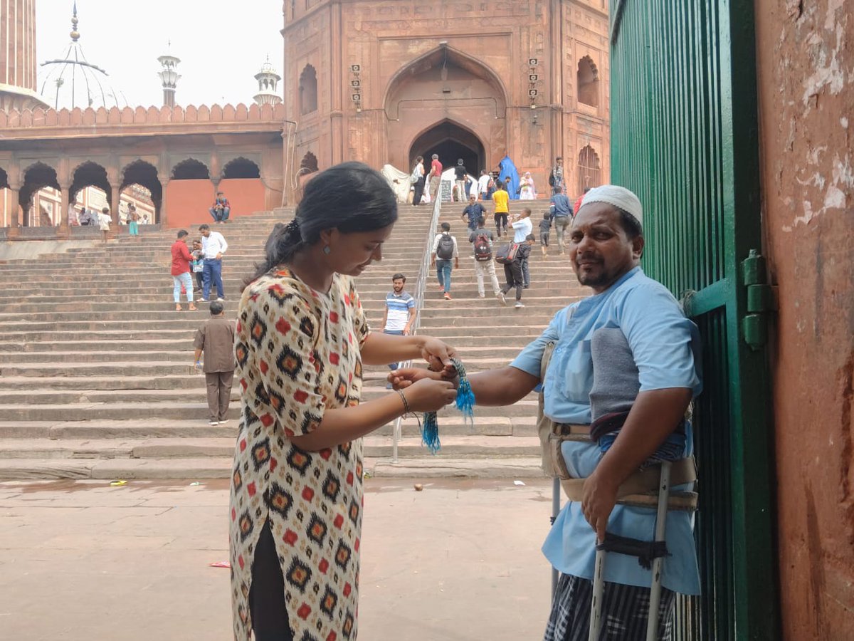 jhasugandha10's tweet photo. Several students from the Delhi University celebrated Rakhsha Bandhan by tying rakhi to passersby, including Muslim men, women and children at old Delhi's Jama Masjid 

 @krantikari_yuva https://t.co/6y9elV91Yx