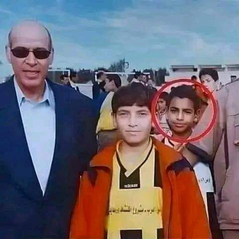 صوره التقطت أثناء تكريم ابن اخت رجل الاعمال عثمان احمد عثمان مؤسس شركة المقاولون العرب 
كأحسن ناشئ في النادي التابع للشركة
وفي الخلفيه محمد صلاح ❤️
عدالة ربنا مفيهاش واسطة سبحان الحق العدل الصمد ❤️