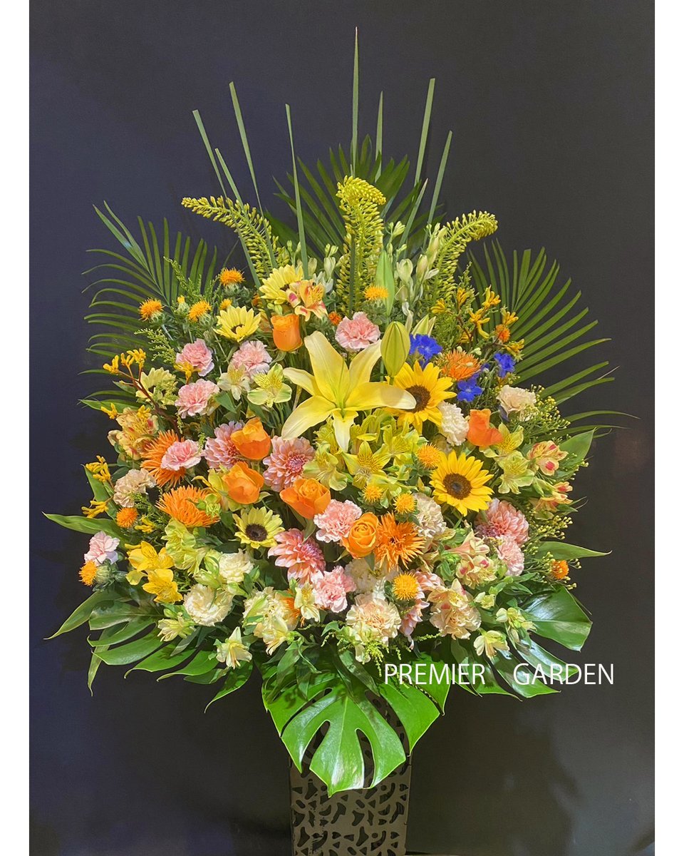 premiergarden_'s tweet photo. ビタミンカラーで元気をチャージ！ヒマワリとイエローリリーが織りなす爽やかなスタンド花、バランス抜群の一押し作品です。 https://t.co/YWxGqHRUxl