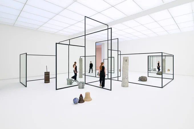 アリシア・クワデ(Alicja Kwade)ポーランド出身、ベルリンを拠点に活動しているアーティスト。 