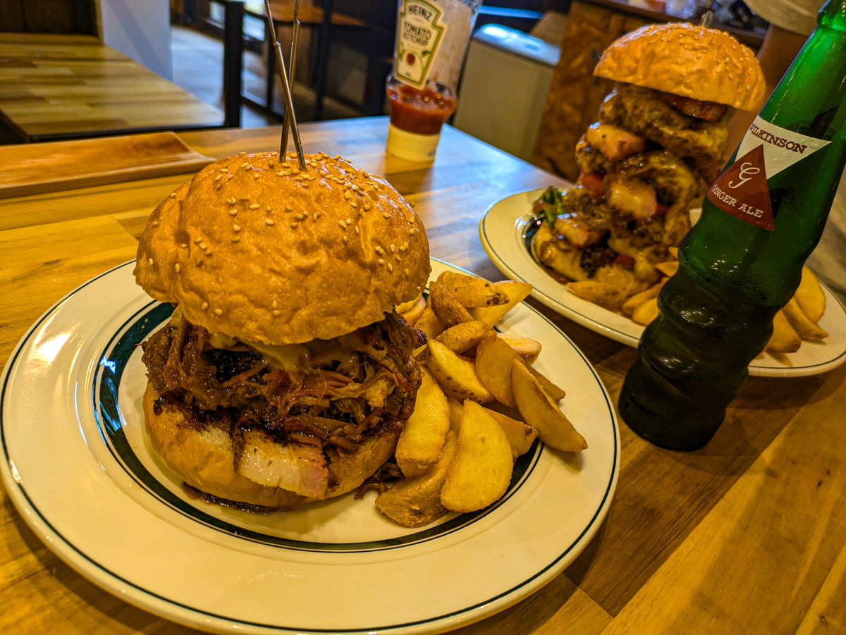 DtNB8C's tweet photo. 盆休み明けの一発目ランチ!
これ食べて頑張ろ!
ここのハンバーガーが美味しいんよ!
奥の規格外のバーガーは従兄弟(笑)
Blue-B Burgers
#BlueB https://t.co/OMTdrD4fmd