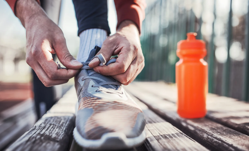 sylmouilhaud's tweet photo. 🚨 Les détaillants d'articles de sport espéraient que la rentrée scolaire et l'effet des JO boosteraient les ventes après un été morose. Pourtant, selon Bernstein Societe Generale, l'inflexion tant attendue n'est toujours pas là... 📉

Après un mois de juin en demi-teinte et un mois de juillet tout aussi décevant, les tendances de trafic et de dépenses restent à plat, voire en baisse. Des marques comme $NKE, $UA et $SKX peinent à attirer les consommateurs, malgré une réduction des promotions due à une gestion plus stricte des stocks. Pourtant, d'autres comme $ON et $DECK parviennent à tirer leur épingle du jeu, avec une augmentation notable du trafic web.

Le marché nord-américain domine toujours, représentant 45,6% du marché des vêtements de sport, mais c'est l'Asie Pacifique qui affiche la croissance la plus rapide avec un taux de croissance annuel composé de 10,5%. 💼

Les géants comme $ADS et Lululemon $LULU  suivent la tendance, mais réussiront-ils à inverser la vapeur? Le marché des articles de sport atteindra-t-il les 300 milliards de dollars d'ici 2030?

#Sportswear #Nike #Adidas #Economie #Bourse