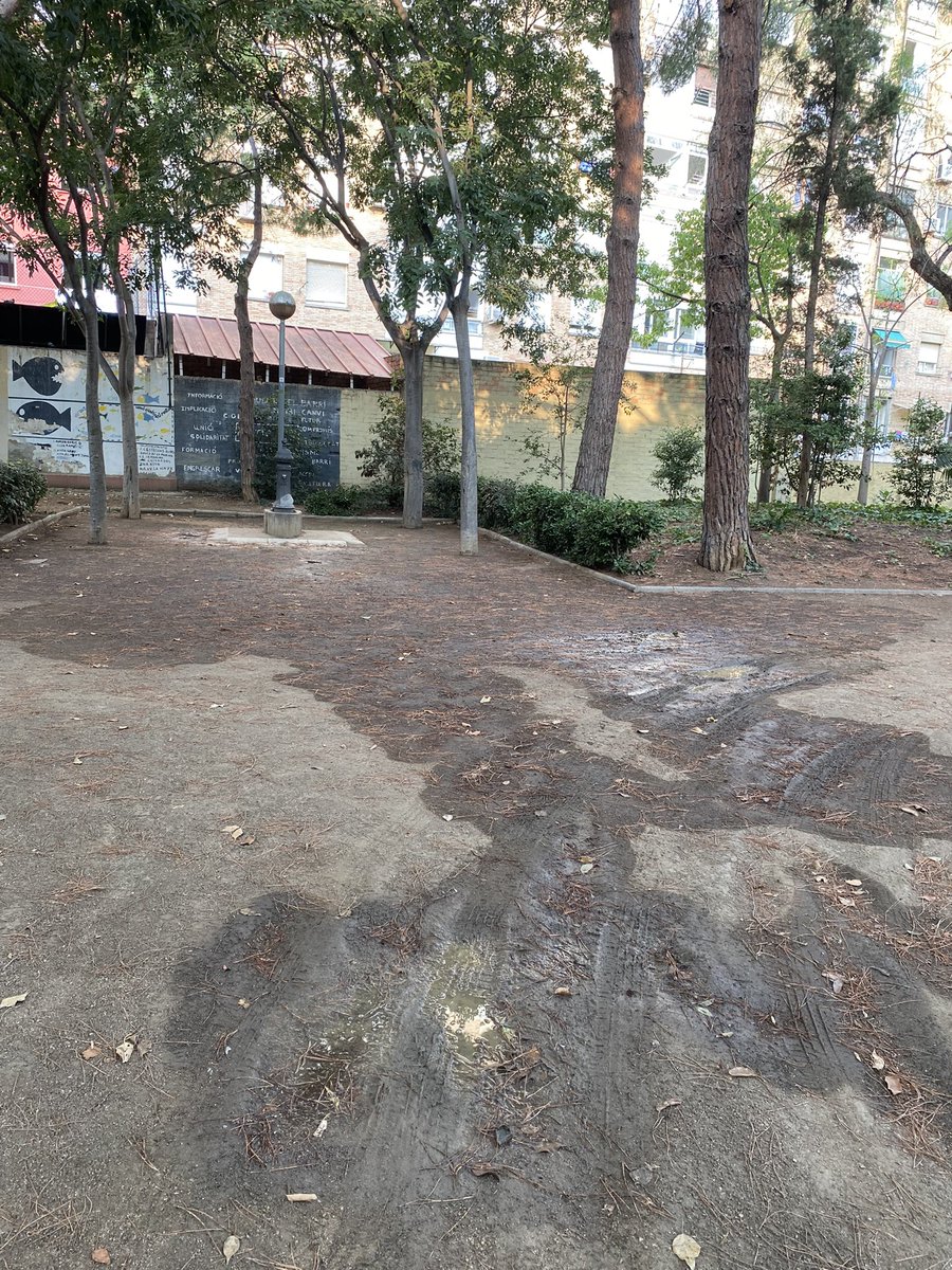 Merii______'s tweet photo. Bon dia @barcelona_010 . Aquesta font del Parc de Can Sabaté (41.3621086, 2.1385514) fa uns dies que té bastanta aigua, no sé di hi ha alguna fuita. Gràcies. https://t.co/1SkFP1IjL1