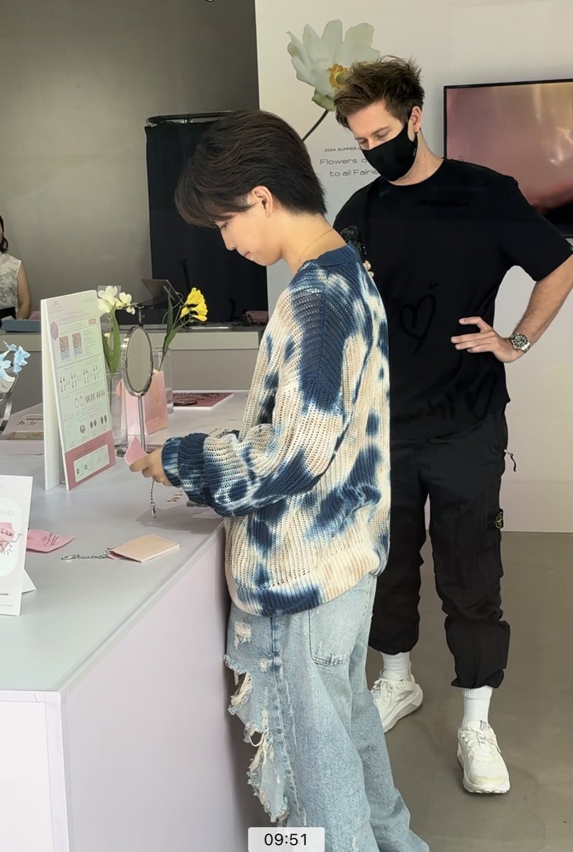 egbetsuaka's tweet photo. ガラス越しですが表参道のPOPUP にて玄樹くんに会えました🥹💖
今日もビジュ最高でピンクカーペットを歩いてお目見えしてくれました🫅🏻✨
Fairyと話してる時の玄樹くんの表情が柔らかくて優しいね🫶
買い物終わった後だったので
またサインをゆっくり見に行こうと思います

 #岩橋玄樹 
 #TwOhundRED https://t.co/z9tndjRJwA