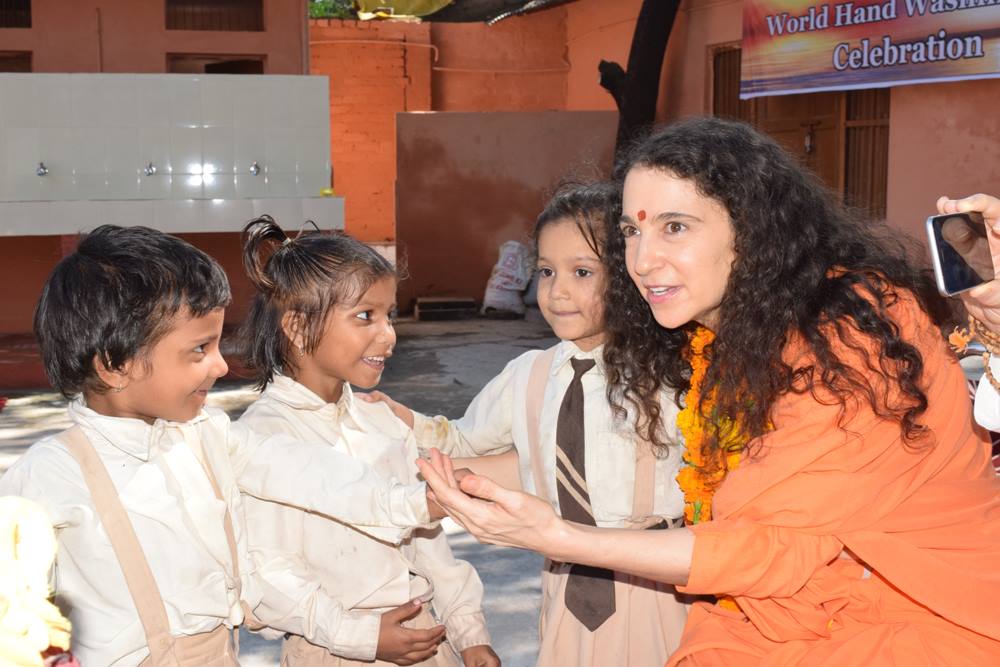 SadhviBhagawati's tweet photo. On @UN #WorldHumanitarianDay let's remember that as part of Humanity our responsibility is to serve that Humanity & be a #Humanitarian however we can with whatever energy experience and expertise that we have. #WomenHumanitarians #sharehumanity #unsungheroes #love #Oneness #Unity https://t.co/sQjZ7ovGVf