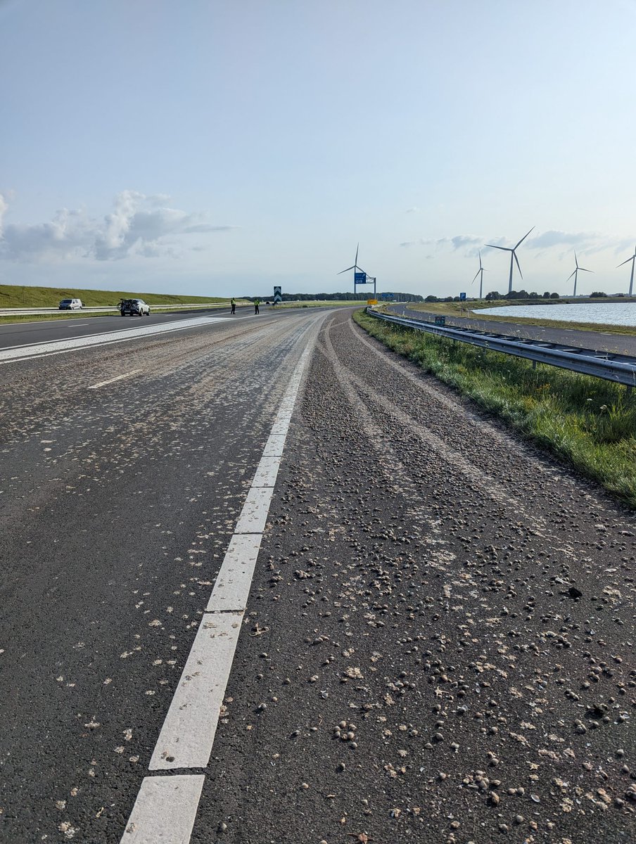 RWSverkeersinfo's tweet image. Op knp. Zurich is de verbindingsweg vanuit de Afsluitdijk (#A7) naar de #N31 richting Harlingen dicht. Een voertuig is een lading schelpen verloren. De hulpdiensten kruipen hiervoor niet in hun schelp en zijn tot het middaguur bezig met opruimen. Verkeer wordt lokaal omgeleid.