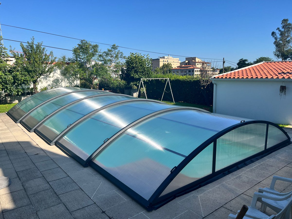 Tecnyvan's tweet photo. ¡Descubre la magia de transformar tu piscina en un oasis perfecto durante todo el año! 🌞 En Braga, Portugal, hemos instalado la impresionante cubierta modelo Teide y el resultado  espectacular
https://t.co/r8kd4Vh68u
#Tecnyvan #PiscinasDeEnsueño #Braga #ModeloTeide #Innovacion https://t.co/Z4ervnsKiA