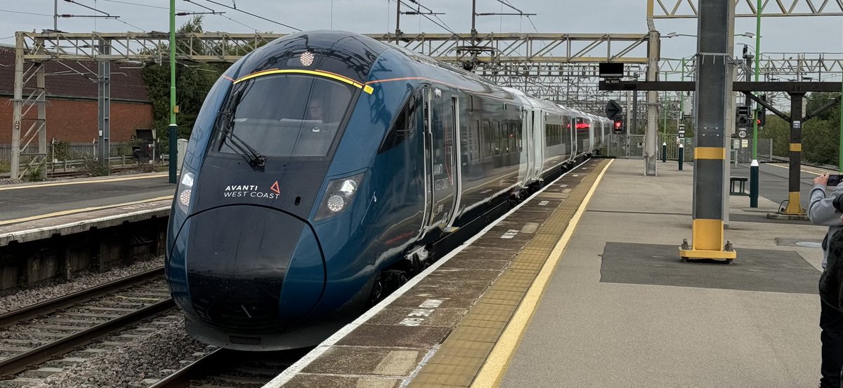 Percypotter49's tweet image. 807001 5Q88 0625 Edge Hill Depot to London Euston @ Nuneaton #class807