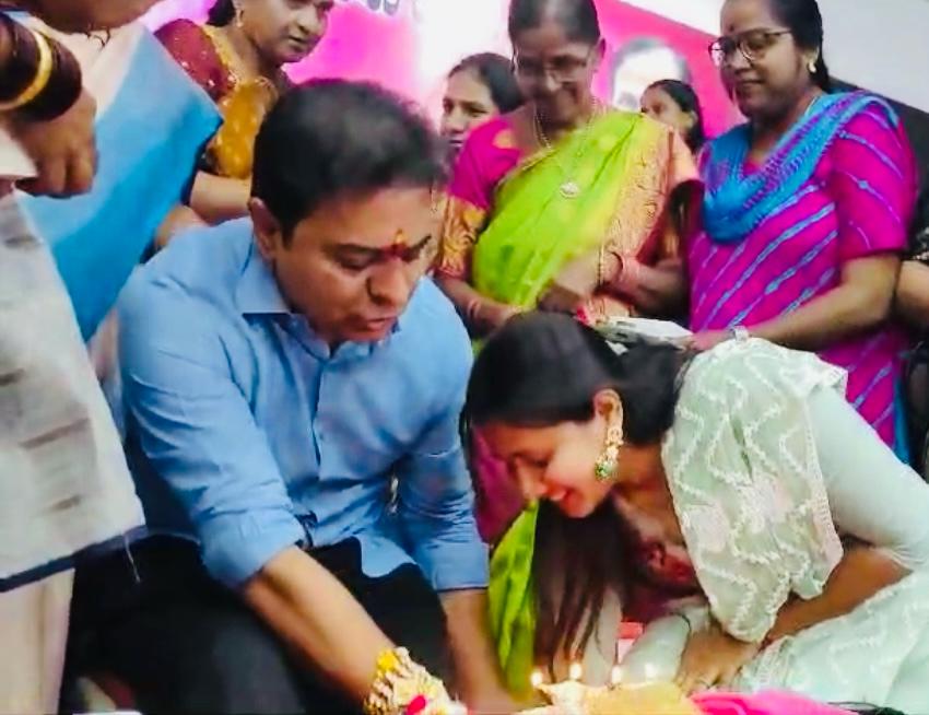 niveditha_BRS's tweet photo. 🤝రాఖీ పండగ సందర్బంగా బీ ఆర్ ఎస్ పార్టీ ఆఫీస్ లో మాజీ మంత్రివర్యులు, వర్కింగ్ ప్రెసిడెంట్ @KTRBRS గారికి రాఖీ కడుతున్న కంటోన్మెంట్ కంటెస్టెడ్ ఎమ్మేల్యే నివేదిత సాయన్న గారు. https://t.co/ABsokgfgfy