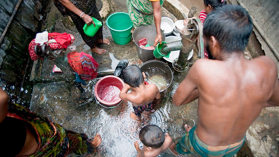 Meer dan 4,4 miljard mensen in armere landen hebben geen toegang tot veilig drinkwater. 
Dat aantal is twee keer zo hoog als de schattingen die Verenigde Naties aanhoudt.
h2owaternetwerk.nl/h2o-actueel/on…