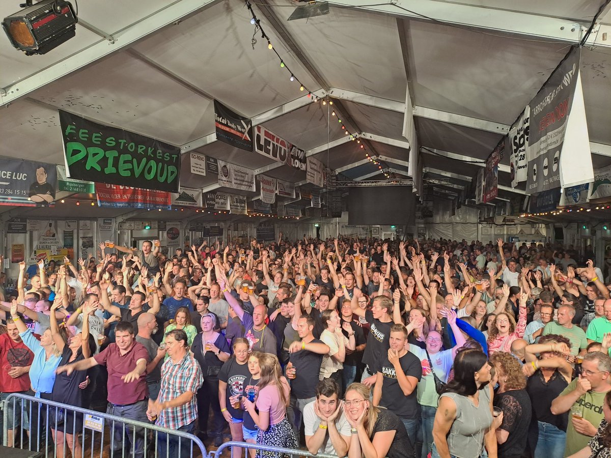vncmusic's tweet photo. VANAVOND IS HET ZOVER , ZIJN JULLIE ER OOK WEER BIJ ??? GRANDIOZE SLUITINGSAVOND VAN DE Radio Valencia 105 FM /105.8 FM FEESTEN 2024 !! AANVANG 20.00 UUR ,  GRATIS INKOM !! https://t.co/0wYDtjW5Ca