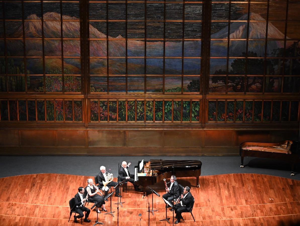 bellasartesinba's tweet photo. Esta tarde, para celebrar la rica tradición de la música clásica y contemporánea, el #INBAL, a través de @MusicaINBAL, presentó la Segunda Gala de Concertistas de Bellas Artes, en la que participaron 20 músicos, incluyendo el Quinteto de Alientos y el Cuarteto de Cuerdas, en la Sala Principal del @PalacioOficial. #90AniversarioPBA