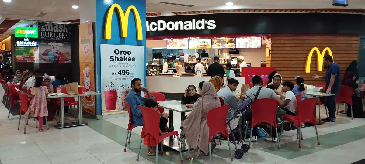 Ini ISLAMIC REPUBLIC OF PAKISTAN....penuh orang di McD dan KFC ..
Walaun maesia main wayang kat bani2 ..untuk cari duit dan burit..
Jangan laa tertipu..bngsa sendiri di brentikan kerja..sbb kebodohan pengikut