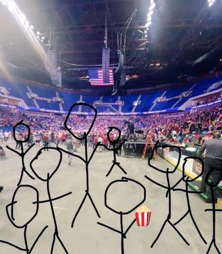 cheeeeeeeri's tweet photo. @mmpadellan Donold drawing bigger crowds…😂 https://t.co/Jj6gK0VrR9