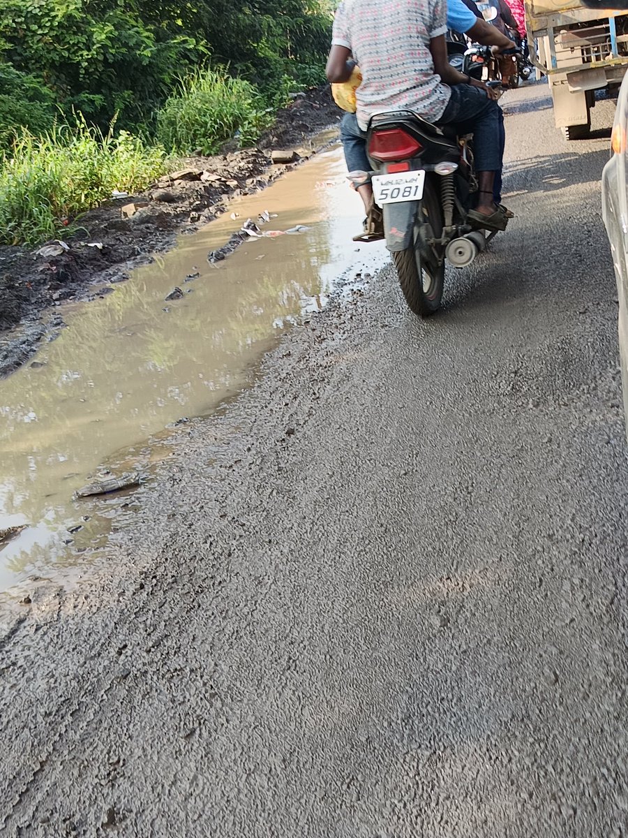 SpeakUpPune's tweet photo. मंत्र्यांच्या माहितीसाठी 
स्थळ =  पुणे - बंगलोर हायवे..
@nitin_gadkari #NitinGadkari #IndianRoad 

#Pune #पुणे https://t.co/QClXjXXJYB