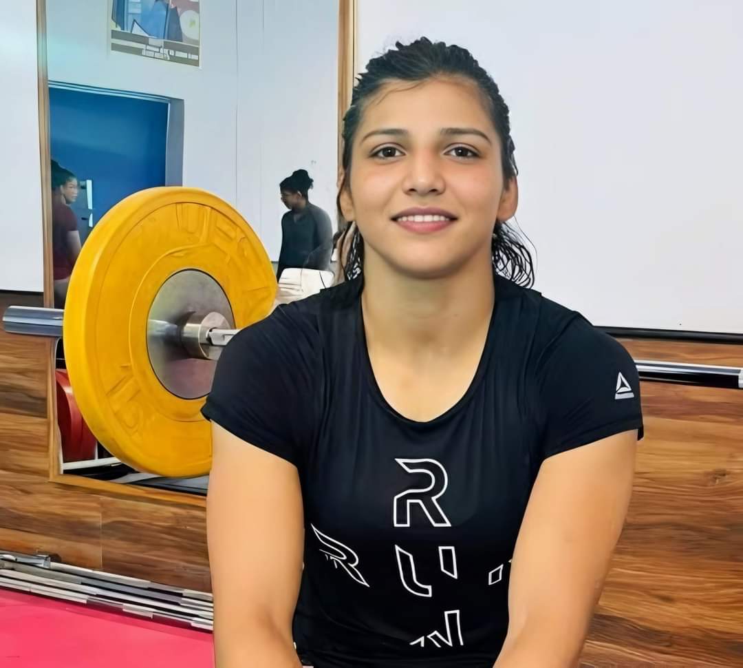 ये देश की बेटी हैं निशा दहिया जो 68 किलोग्राम भार वर्ग में कुश्ती लड़ती है और मैडल की प्रबल दावेदार थी

पेरिस 2024 ओलम्पिक कुश्ती 68 किलोग्राम भार वर्ग की कुश्ती के अपने पहले ही मैच में ये यूक्रेन की पहलवान के खिलाफ शानदार तरीके से लड़ी और उसे चित्त कर दिया

फिर दूसरे मैच में भी